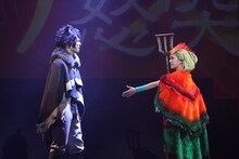 舞台「十二大戦」より左から伊阪達也演じる怒突、梅村結衣演じる庭取。