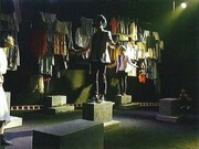 2017年に上演された（劇）ヤリナゲ「預言者Q太郎の一生」より。（撮影：村上薫）