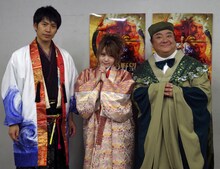 舞台「信長の野望・大志-春の陣-天下布武～金泥の首編～」公開稽古より。左から鶏冠井孝介、田中れいな、彦摩呂。