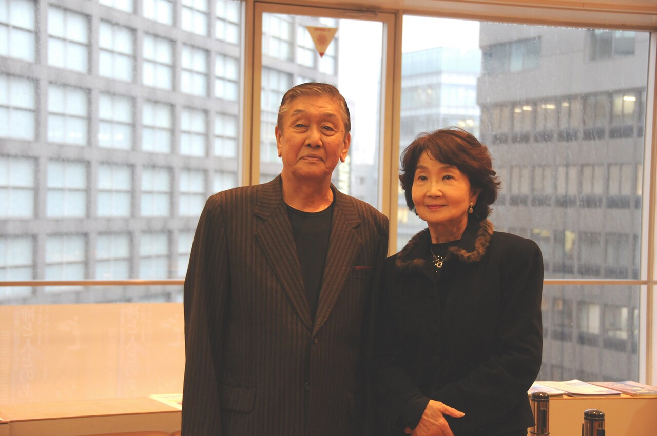 左から西川明、樫山文枝。