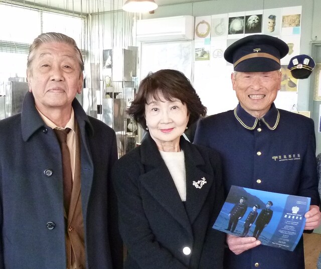 左から西川明、樫山文枝、漂流郵便局局長の中田勝久氏。