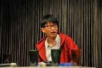 須貝英作・演出「カラオケの夜」より。