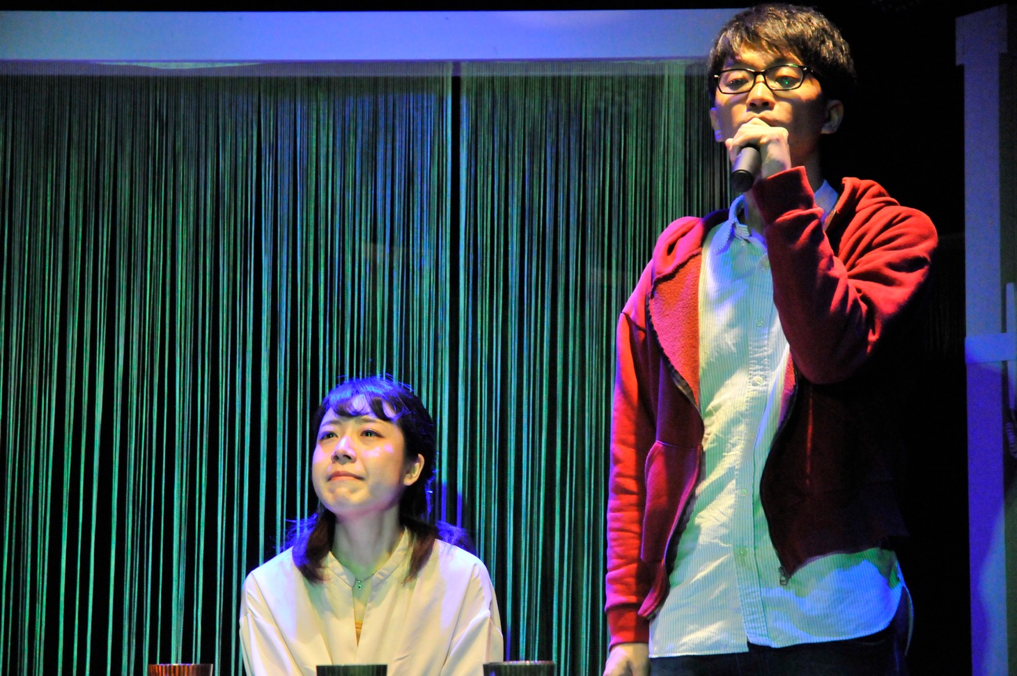 須貝英作・演出「カラオケの夜」より。