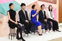「大人のけんかが終わるまで」製作発表記者会見より、左から板谷由夏、藤井隆、鈴木京香、北村有起哉、麻実れい。