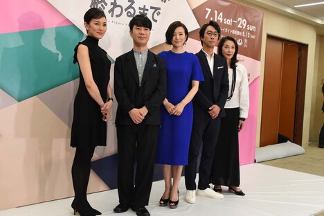 「大人のけんかが終わるまで」製作発表記者会見より、左から板谷由夏、藤井隆、鈴木京香、北村有起哉、麻実れい。