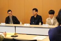 地点「忘れる日本人」記者懇談会より。左から橋本裕介、三浦基、松原俊太郎。