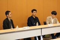 地点「忘れる日本人」記者懇談会より。左から橋本裕介、三浦基、松原俊太郎。