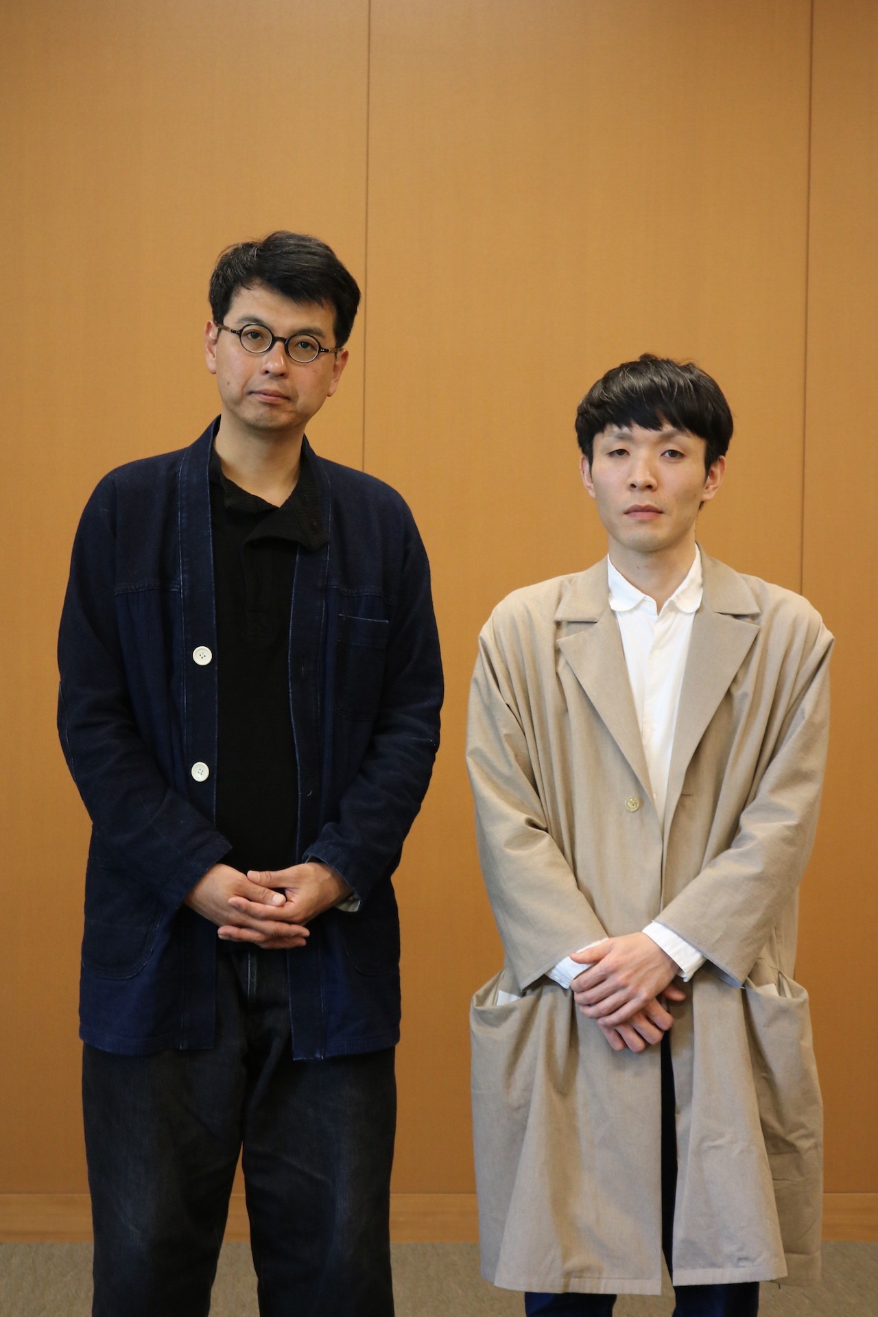 地点「忘れる日本人」記者懇談会より。左から三浦基、松原俊太郎。