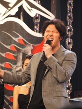 シャウトする尾上松也。