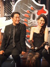 disc1に出演する橋本さとし（左）と濱田めぐみ（右）。