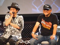 「きれいは汚い、ただしオレ以外」のMVを観て笑う宮藤官九郎（左）といのうえひでのり（右）。