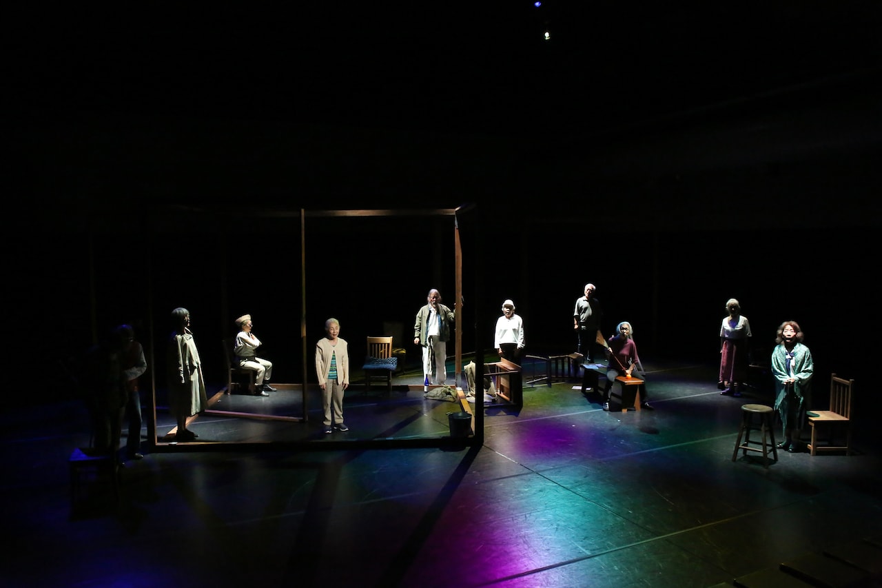 悲喜こもごもを作品に昇華、ゴールド・シアター×岩井秀人「ワレワレのモロモロ」