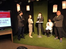 劇団衛星「白くもなく、さほど巨大でもない塔を覗き込む、ガリヴァー」より。