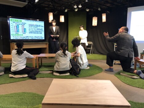 劇団衛星「白くもなく、さほど巨大でもない塔を覗き込む、ガリヴァー」より。