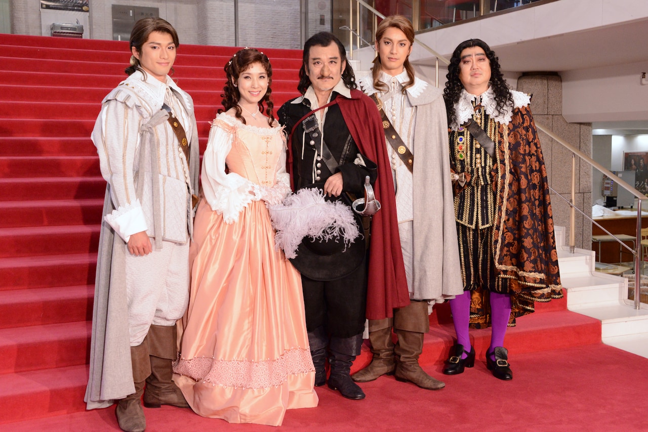 「シラノ・ド・ベルジュラック」囲み取材より。左から白洲迅、黒木瞳、吉田鋼太郎、大野拓朗、六角精児。