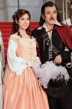 「シラノ・ド・ベルジュラック」囲み取材より。左から黒木瞳、吉田鋼太郎。