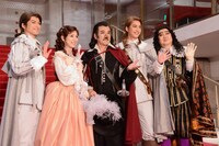 「シラノ・ド・ベルジュラック」囲み取材より。左から白洲迅、黒木瞳、吉田鋼太郎、大野拓朗、六角精児。