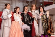 「シラノ・ド・ベルジュラック」囲み取材より。左から白洲迅、黒木瞳、吉田鋼太郎、大野拓朗、六角精児。