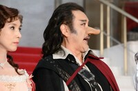 左から黒木瞳、吉田鋼太郎。