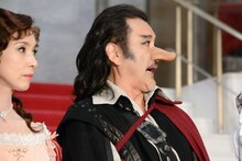 左から黒木瞳、吉田鋼太郎。