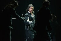 吉田鋼太郎演じるシラノ・ド・ベルジュラック（中央）。