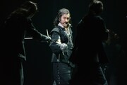 吉田鋼太郎演じるシラノ・ド・ベルジュラック(中央)。