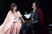 左から黒木瞳演じるロクサーヌ、吉田鋼太郎演じるシラノ・ド・ベルジュラック。