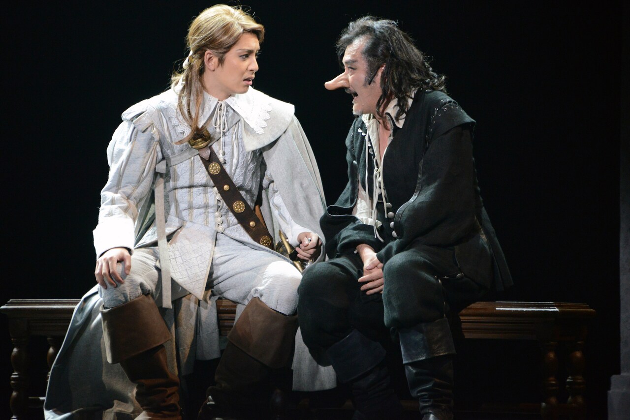 左から大野拓朗演じるクリスチャン、吉田鋼太郎演じるシラノ・ド・ベルジュラック。