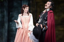 「シラノ・ド・ベルジュラック」公開ゲネプロより。左から黒木瞳演じるロクサーヌ、吉田鋼太郎演じるシラノ・ド・ベルジュラック。