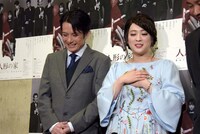 北乃きい（右）に「ノラにとって『愛してる』は『おはよう』みたいなもの」と言われ、苦笑いを浮かべる佐藤アツヒロ（左）。