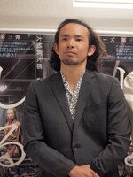 「談ス・シリーズ第三弾」囲み取材の様子。平原慎太郎。