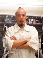 「談ス・シリーズ第三弾」囲み取材の様子。大植真太郎。