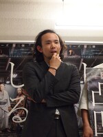 「談ス・シリーズ第三弾」囲み取材の様子。平原慎太郎。