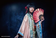 大島涼花扮する静。