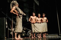 シアターサーカス「マシーン・ドゥ・シルク」より。