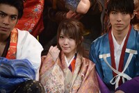 お市役の田中れいな（中央）。