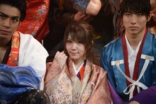 お市役の田中れいな（中央）。