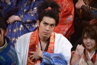 織田信長役の鶏冠井孝介（中央）。