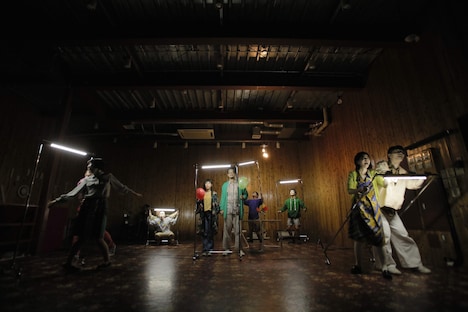 劇団子供鉅人 本公演ニューカウント vol.8「ハミンンンンンング」より。（撮影：堀川高志 kutowans studio）