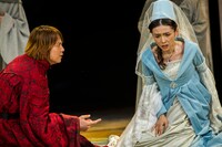 新国立劇場 開場20周年記念 2017/2018シーズン「ヘンリー五世」より。左から浦井健治演じるヘンリー五世、中嶋朋子演じるキャサリン。（撮影：谷古宇正彦）