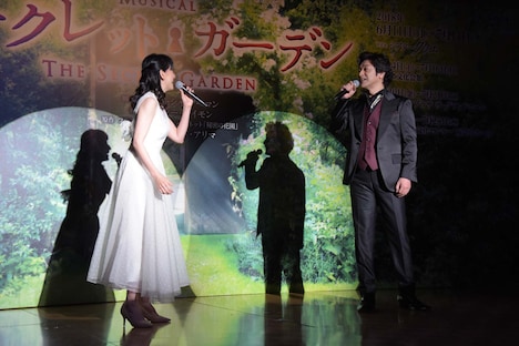 目を合わせて歌う、花總まりと石丸幹二。