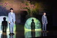 左から大東リッキー、鈴木葵椎。