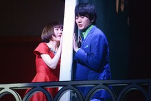 ミュージカル「アメリ」公開ゲネプロより。左から渡辺麻友演じるアメリ、太田基裕演じるニノ。