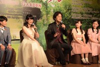 「以前共演したときと変わらない花ちゃんに会えて、『おじさんうれしいなあ』という気持ち」と石丸幹二（中央右）に言われ、照れ笑いする花總まり（中央左）。