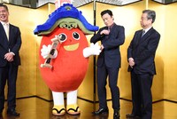 みなみーな（中央左）にひじを打たれた十代目松本幸四郎（中央右）。