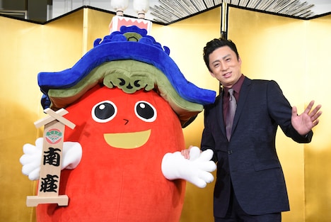 南座ラインナップ発表会より。左からみなみーな、十代目松本幸四郎。