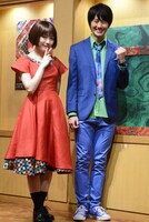 ミュージカル「アメリ」初日会見より。左から渡辺麻友、太田基裕。
