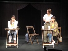 iaku「iaku演劇作品集」より、「人の気も知らないで」の様子。