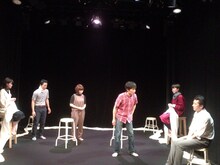 iaku「iaku演劇作品集」より、「粛々と運針」の様子。