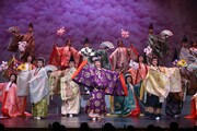 OSK日本歌劇団「レビュー春のおどり」より。